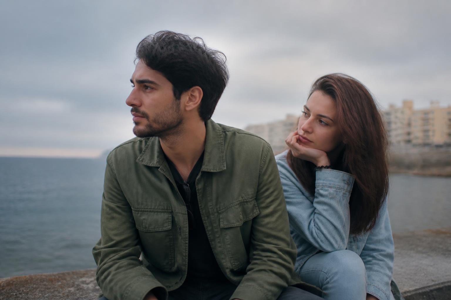 découvrez les raisons psychologiques et émotionnelles qui expliquent pourquoi il charme puis s'éloigne, afin de mieux comprendre ce comportement et y faire face.