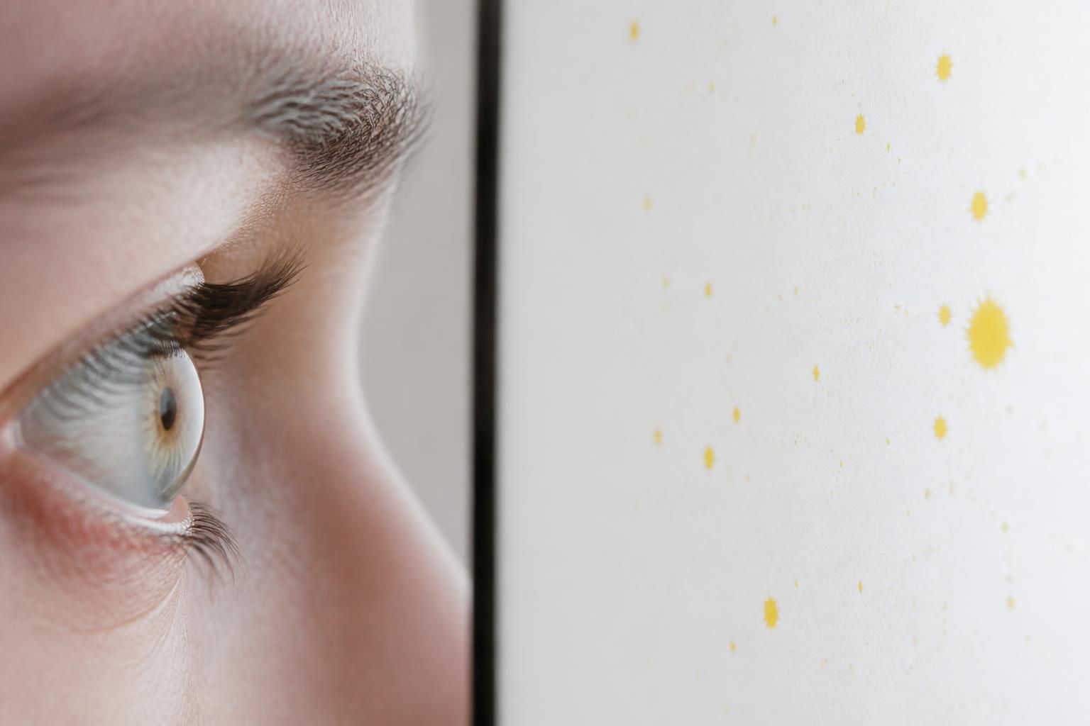 découvrez les causes et explications des taches jaunes sur fond blanc, un phénomène visuel intrigant qui suscite la curiosité et enrichit la compréhension de la perception des couleurs.