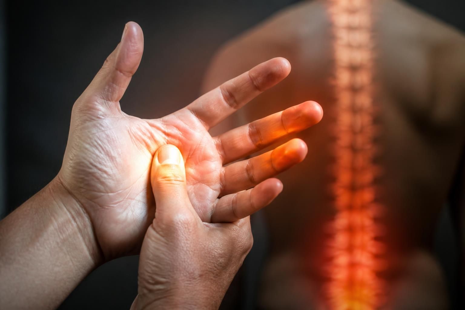 découvrez comment la spondylarthrite ankylosante peut provoquer des fourmillements dans la main, ses symptômes, causes et options de traitement pour mieux gérer cette affection.